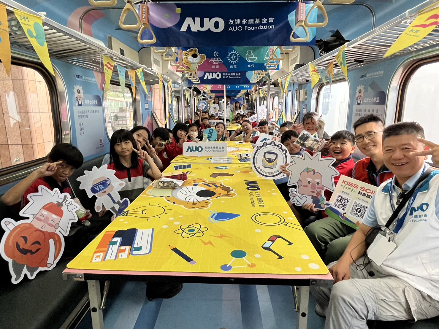 35273永續基金會參與「臺灣科普環島列車」，設計基礎科學車廂課程，以「淨零碳排和永續能源」為主題，讓學生透過創意實驗認識淨零知識，以及思考生活中的減碳行為