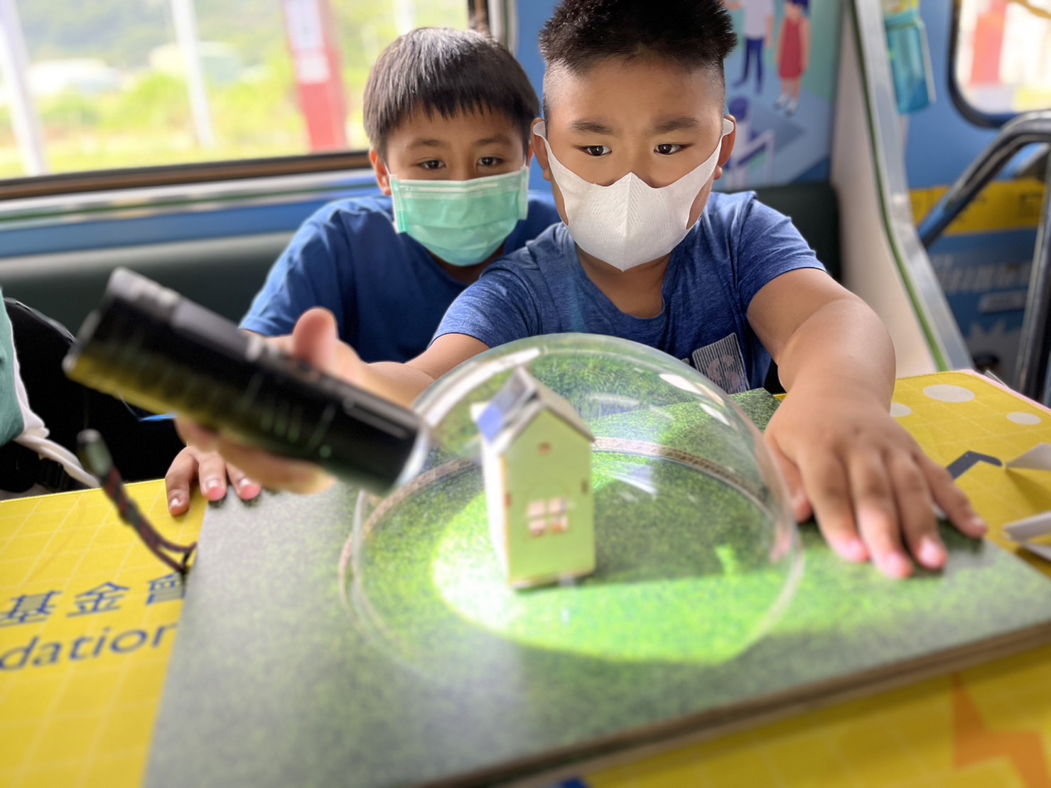 35273參與基礎科學主題車廂，以STEAM教學精神，設計「逐日科學家」、「太陽能工程師」以及「淨零建築師」三大能源科普課程和實驗